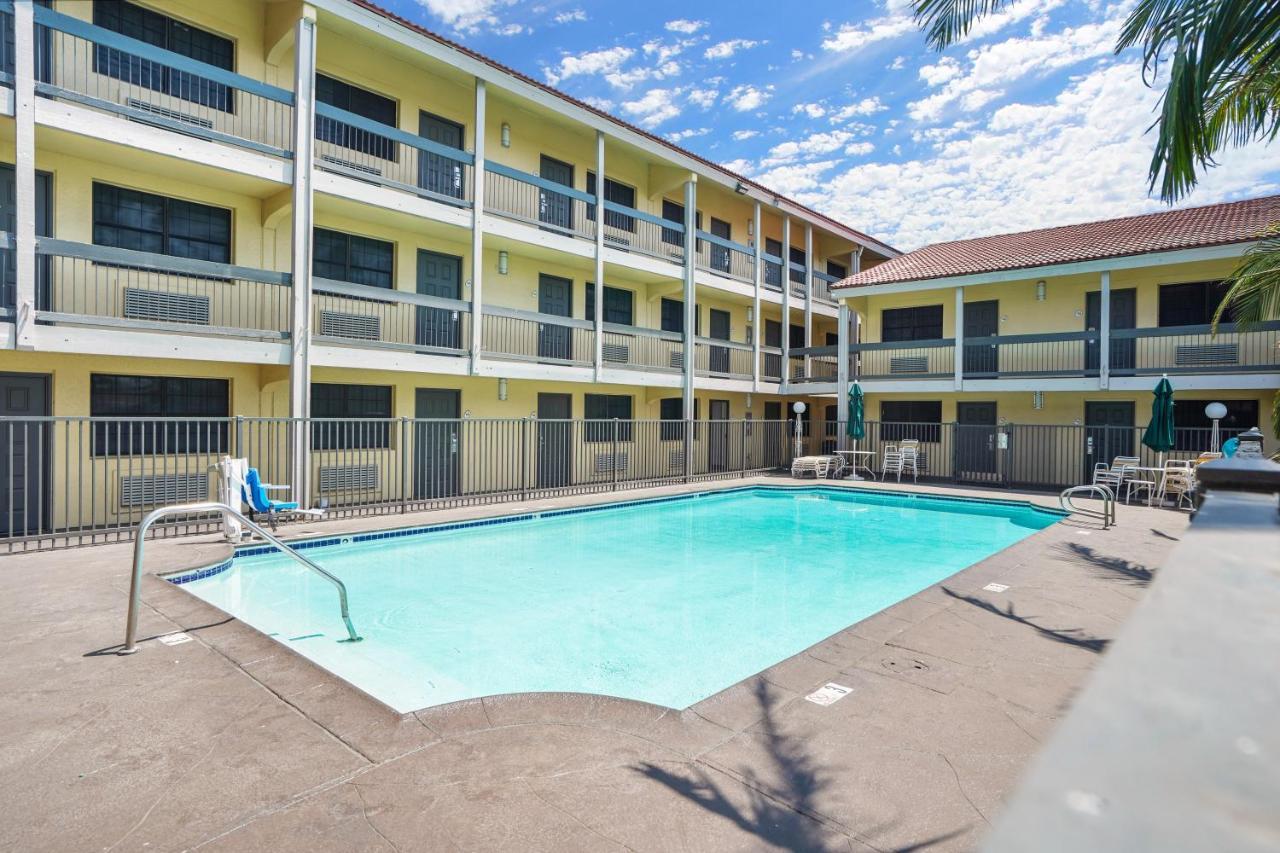 La Quinta Inn By Wyndham Costa Mesa Orange County Extérieur photo