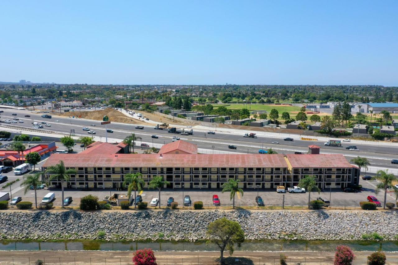 La Quinta Inn By Wyndham Costa Mesa Orange County Extérieur photo
