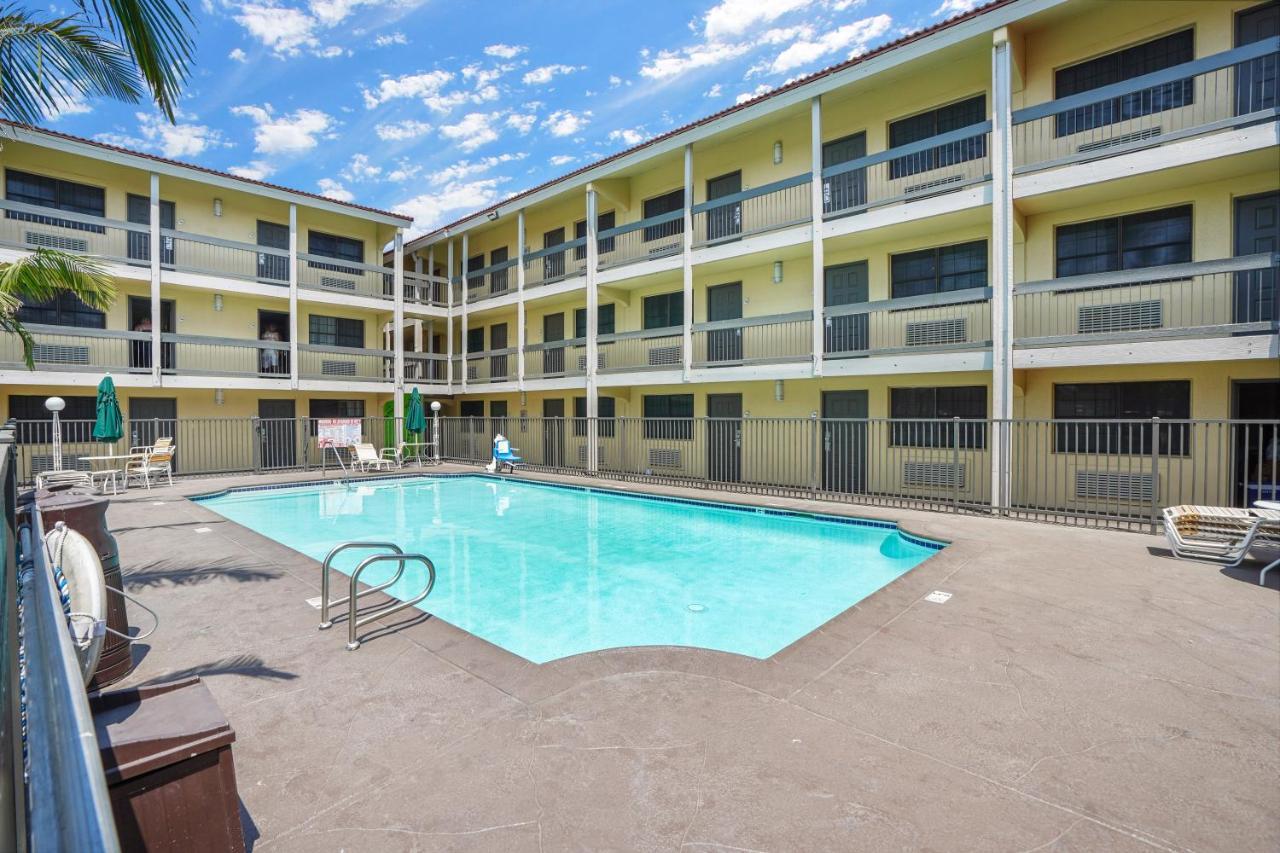 La Quinta Inn By Wyndham Costa Mesa Orange County Extérieur photo