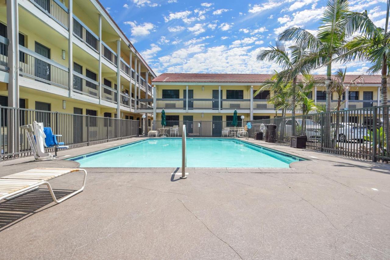 La Quinta Inn By Wyndham Costa Mesa Orange County Extérieur photo
