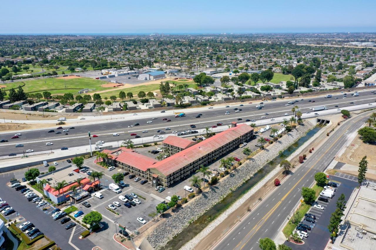 La Quinta Inn By Wyndham Costa Mesa Orange County Extérieur photo