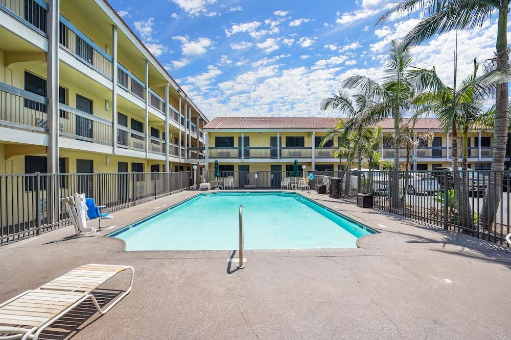 La Quinta Inn By Wyndham Costa Mesa Orange County Extérieur photo
